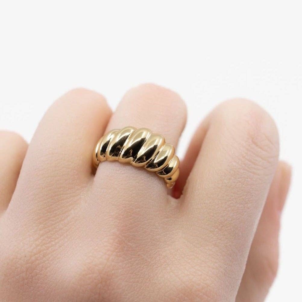 Croissant Ring in Gold